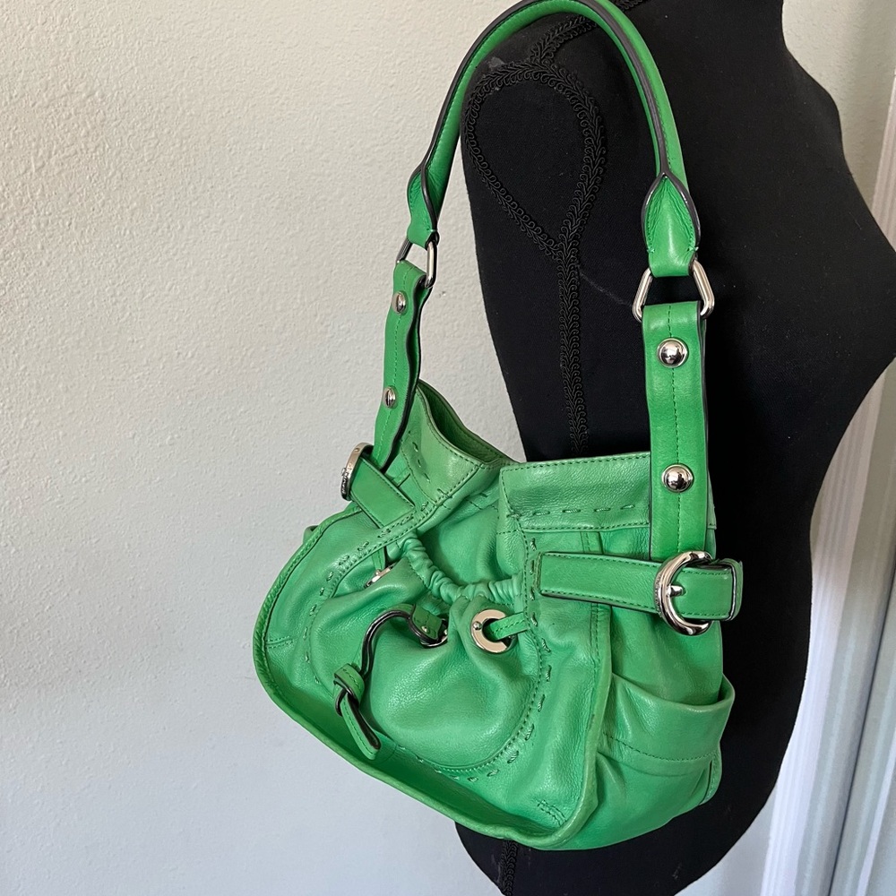 Makowsky Green Leather Shoulder Bag With Magnetic Closure - Picture 2 of 9